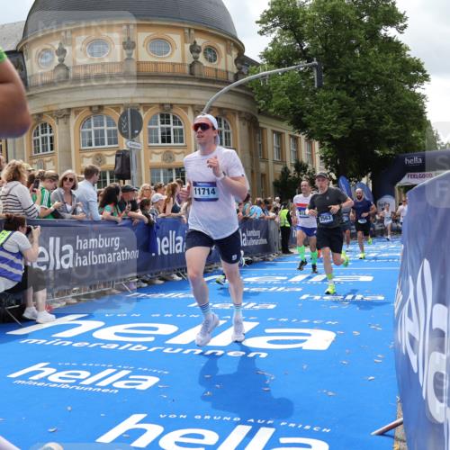 29.06.2025 - hella hamburg halbmarathon Strokosch-Dieckow http://msf.ph/oto/8249538 29.06.2025 10:39:54 Ziel 1603, 1975, 2525, 2563, 2573, 3626, 4766, 5050, 5375, 6080, 6149, 7981, 8467, 8574, 11714, 15421, 15813 meine-sportfotos.de