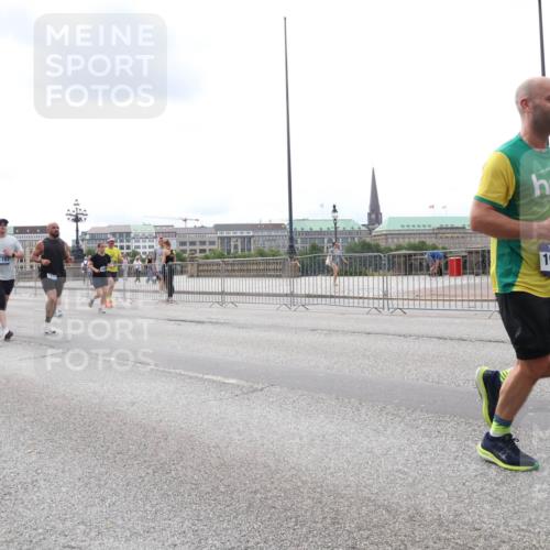 29.06.2025 - hella hamburg halbmarathon Lena Gebhardt http://msf.ph/oto/8249586 29.06.2025 10:34:06 Lombardsbrücke 1189, 1275, 1417, 1672, 1705, 1787, 1896, 2265, 2342, 2464, 2482, 2496, 2510, 2511, 2526, 2801, 2933, 3145, 3170, 3264, 3340, 3345, 3560, 3829, 3848, 4361, 4433, 4449, 4479, 4696, 4807, 4824, 4826, 4942, 5075, 5096, 5141, 5557, 5561, 5566, 5569, 5584, 5609, 5691, 5821, 5822, 5887, 6105, 6109, 6364, 6515, 6516, 6574, 6854, 6956, 7027, 7324, 7329, 7565, 7653, 8157, 8202, 8277, 8349, 8375, 8377, 8383, 8401, 8965, 9094, 9875, 9995, 10007, 10071, 10360, 10561, 10564 meine-sportfotos.de