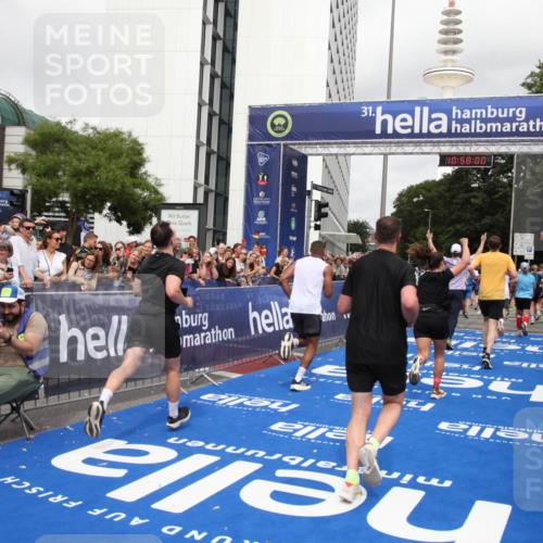 29.06.2025 - hella hamburg halbmarathon Michael Strokosch http://msf.ph/oto/8249590 29.06.2025 10:57:59 Ziel 1200, 2025, 2806, 2883, 3093, 3575, 7138, 7159, 7189, 9820, 11394, 12378, 13376, 13465, 14881, 15349, 16517, 17543, 18492, 18762 meine-sportfotos.de