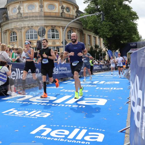 29.06.2025 - hella hamburg halbmarathon Strokosch-Dieckow http://msf.ph/oto/8249635 29.06.2025 10:39:56 Ziel 1603, 2525, 2563, 2573, 2826, 3626, 4766, 5050, 5375, 6080, 6149, 7981, 8467, 8574, 11714, 12091, 13514, 15421, 15813, 17973 meine-sportfotos.de