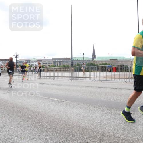 29.06.2025 - hella hamburg halbmarathon Lena Gebhardt http://msf.ph/oto/8249643 29.06.2025 10:34:06 Lombardsbrücke 1189, 1275, 1417, 1672, 1705, 1787, 1896, 2265, 2342, 2464, 2482, 2496, 2510, 2511, 2526, 2801, 2933, 3145, 3170, 3264, 3340, 3345, 3560, 3829, 3848, 4361, 4433, 4449, 4479, 4696, 4807, 4824, 4826, 4942, 5075, 5096, 5141, 5557, 5561, 5566, 5569, 5584, 5609, 5691, 5821, 5822, 5887, 6105, 6109, 6364, 6515, 6516, 6574, 6854, 6956, 7027, 7324, 7329, 7565, 7653, 8157, 8202, 8277, 8349, 8375, 8377, 8383, 8401, 8965, 9094, 9875, 9995, 10007, 10071, 10360, 10561, 10564 meine-sportfotos.de