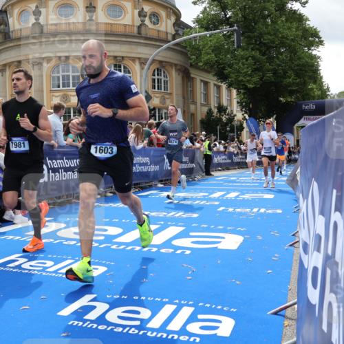 29.06.2025 - hella hamburg halbmarathon Strokosch-Dieckow http://msf.ph/oto/8249668 29.06.2025 10:39:57 Ziel 1603, 2563, 2573, 2826, 3626, 4766, 5050, 5375, 6080, 6149, 7981, 8467, 8574, 11714, 12091, 13514, 15421, 15813, 17973 meine-sportfotos.de