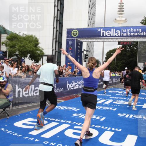 29.06.2025 - hella hamburg halbmarathon Michael Strokosch http://msf.ph/oto/8249671 29.06.2025 10:58:00 Ziel 1200, 2025, 2806, 2883, 3093, 3575, 4579, 6531, 7138, 7159, 7189, 8089, 9820, 11394, 12378, 13376, 13465, 14881, 15349, 15527, 17543, 18492, 18762 meine-sportfotos.de