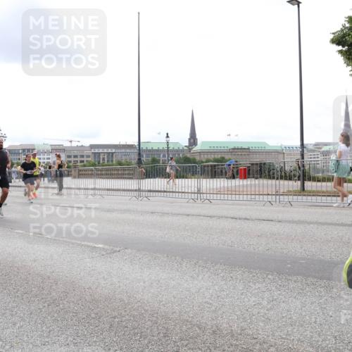 29.06.2025 - hella hamburg halbmarathon Lena Gebhardt http://msf.ph/oto/8249690 29.06.2025 10:34:06 Lombardsbrücke 1189, 1275, 1417, 1672, 1705, 1787, 1896, 2265, 2342, 2464, 2482, 2496, 2510, 2511, 2526, 2801, 2933, 3145, 3170, 3264, 3340, 3345, 3560, 3829, 3848, 4361, 4433, 4449, 4479, 4696, 4807, 4824, 4826, 4942, 5075, 5096, 5141, 5557, 5561, 5566, 5569, 5584, 5609, 5691, 5821, 5822, 5887, 6105, 6109, 6364, 6515, 6516, 6574, 6854, 6956, 7027, 7324, 7329, 7565, 7653, 8157, 8202, 8277, 8349, 8375, 8377, 8383, 8401, 8965, 9094, 9875, 9995, 10007, 10071, 10360, 10561, 10564 meine-sportfotos.de
