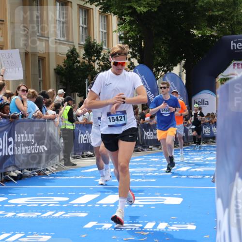 29.06.2025 - hella hamburg halbmarathon Strokosch-Dieckow http://msf.ph/oto/8249699 29.06.2025 10:39:58 Ziel 1603, 2563, 2826, 3626, 4766, 5050, 5375, 6080, 6149, 7981, 8467, 8574, 11714, 12091, 13514, 15421, 15424, 15813, 17973 meine-sportfotos.de