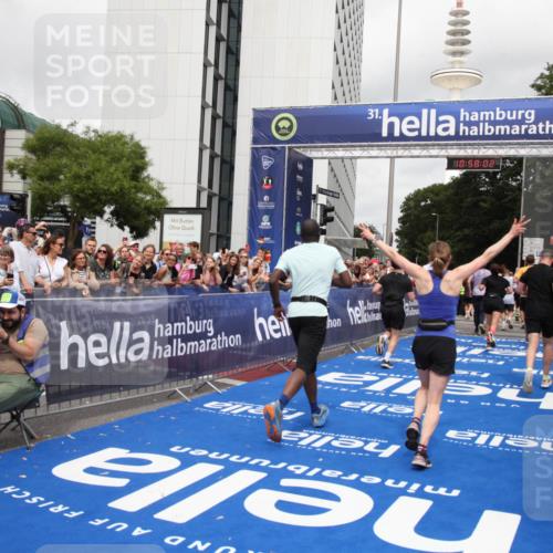 29.06.2025 - hella hamburg halbmarathon Michael Strokosch http://msf.ph/oto/8249700 29.06.2025 10:58:00 Ziel 1200, 2025, 2806, 2883, 3093, 3575, 4579, 6531, 7138, 7159, 7189, 8089, 9820, 11394, 12378, 13376, 13465, 14881, 15349, 15527, 17543, 18492, 18762 meine-sportfotos.de
