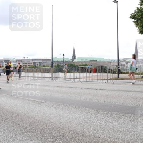 29.06.2025 - hella hamburg halbmarathon Lena Gebhardt http://msf.ph/oto/8249755 29.06.2025 10:34:06 Lombardsbrücke 1189, 1275, 1417, 1672, 1705, 1787, 1896, 2265, 2342, 2464, 2482, 2496, 2510, 2511, 2526, 2801, 2933, 3145, 3170, 3264, 3340, 3345, 3560, 3829, 3848, 4361, 4433, 4449, 4479, 4696, 4807, 4824, 4826, 4942, 5075, 5096, 5141, 5557, 5561, 5566, 5569, 5584, 5609, 5691, 5821, 5822, 5887, 6105, 6109, 6364, 6515, 6516, 6574, 6854, 6956, 7027, 7324, 7329, 7565, 7653, 8157, 8202, 8277, 8349, 8375, 8377, 8383, 8401, 8965, 9094, 9875, 9995, 10007, 10071, 10360, 10561, 10564 meine-sportfotos.de