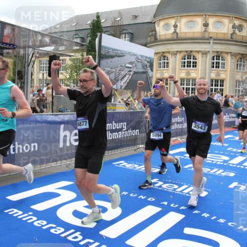 29.06.2025 - hella hamburg halbmarathon Michael Strokosch http://msf.ph/oto/8249756 29.06.2025 10:49:49 Ziel 2706, 3060, 3543, 5894, 6125, 7332, 9200, 9551, 9619, 9723, 9924, 11975, 13159, 14794, 16800, 16843, 16877, 17282, 17753, 18451, 18926 meine-sportfotos.de