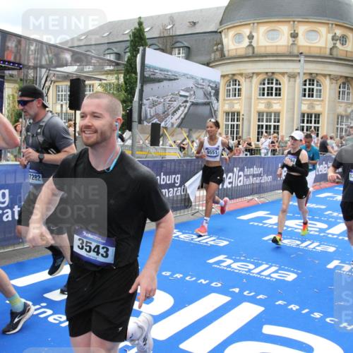 29.06.2025 - hella hamburg halbmarathon Michael Strokosch http://msf.ph/oto/8249803 29.06.2025 10:49:50 Ziel 3060, 3543, 4017, 5460, 5894, 6125, 7332, 9126, 9200, 9551, 9619, 9723, 9924, 11975, 13159, 13463, 14794, 16800, 16877, 17282, 17753, 18926, 19122 meine-sportfotos.de