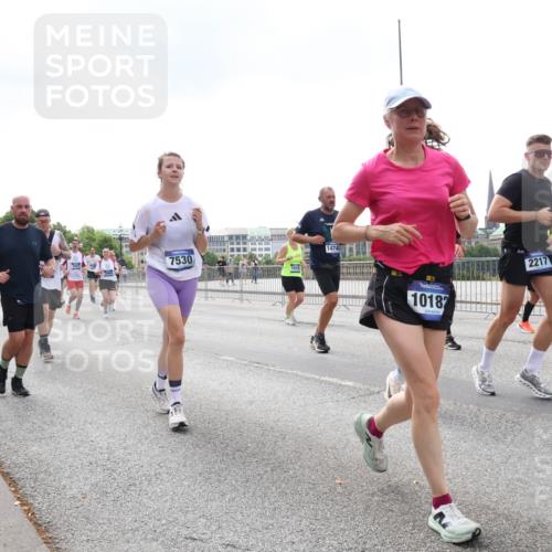29.06.2025 - hella hamburg halbmarathon Lena Gebhardt http://msf.ph/oto/8249837 29.06.2025 10:45:38 Lombardsbrücke 1033, 1060, 1085, 1100, 1104, 1421, 1426, 1555, 1713, 1798, 1854, 1983, 2008, 2216, 2217, 2522, 2550, 2657, 2664, 2917, 2954, 2965, 2973, 3160, 3164, 3357, 3377, 3879, 3993, 4099, 4102, 4104, 4186, 4224, 4306, 4317, 4388, 4504, 4572, 4820, 4851, 5044, 5099, 5108, 5339, 5635, 5636, 5949, 6133, 6150, 6623, 6763, 6788, 6911, 6922, 6980, 7268, 7283, 7356, 7530, 7541, 7859, 8605, 8745, 9120, 9121, 9620, 10030, 10182, 10225, 10327, 10329, 10367, 10511, 11314 meine-sportfotos.de