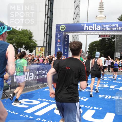 29.06.2025 - hella hamburg halbmarathon Michael Strokosch http://msf.ph/oto/8249862 29.06.2025 10:58:02 Ziel 1200, 2025, 3093, 3141, 3575, 4579, 6531, 7138, 7159, 7189, 8089, 10036, 11394, 11832, 12378, 12773, 13376, 13465, 14881, 15090, 15349, 15527, 17543, 18762 meine-sportfotos.de