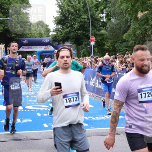 29.06.2025 - hella hamburg halbmarathon Zöllner http://msf.ph/oto/8249873 29.06.2025 10:57:54 Ziel 1972, 2034, 2806, 2883, 5391, 7138, 7269, 9820, 10599, 10703, 11394, 12440, 12523, 13376, 14737, 15349, 16517, 17543, 18492, 18727 meine-sportfotos.de