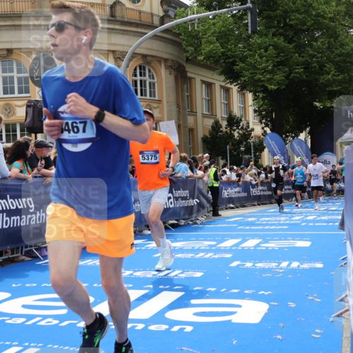 29.06.2025 - hella hamburg halbmarathon Strokosch-Dieckow http://msf.ph/oto/8249904 29.06.2025 10:40:01 Ziel 2826, 3626, 5007, 5050, 5375, 5508, 6080, 7981, 8467, 8574, 8933, 12091, 13514, 15421, 15424, 17973 meine-sportfotos.de