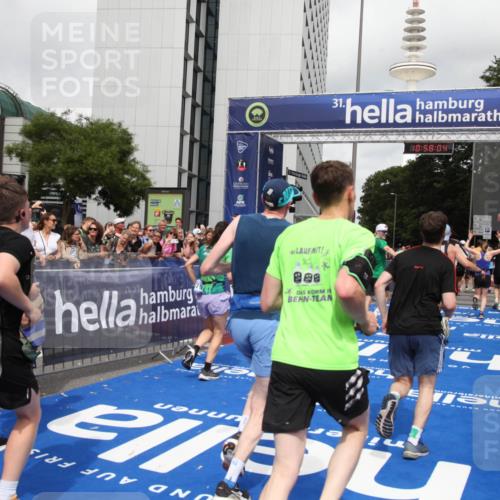 29.06.2025 - hella hamburg halbmarathon Michael Strokosch http://msf.ph/oto/8249917 29.06.2025 10:58:03 Ziel 1200, 2025, 3093, 3141, 3575, 4579, 6531, 7138, 7159, 7189, 8089, 10036, 11394, 11832, 12378, 12773, 13465, 14881, 15090, 15349, 15527, 18762 meine-sportfotos.de