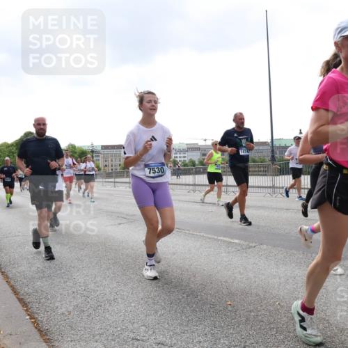 29.06.2025 - hella hamburg halbmarathon Lena Gebhardt http://msf.ph/oto/8249925 29.06.2025 10:45:38 Lombardsbrücke 1033, 1060, 1085, 1100, 1104, 1421, 1426, 1555, 1713, 1798, 1854, 1983, 2008, 2216, 2217, 2522, 2550, 2657, 2664, 2917, 2954, 2965, 2973, 3160, 3164, 3357, 3377, 3879, 3993, 4099, 4102, 4104, 4186, 4224, 4306, 4317, 4388, 4504, 4572, 4820, 4851, 5044, 5099, 5108, 5339, 5635, 5636, 5949, 6133, 6150, 6623, 6763, 6788, 6911, 6922, 6980, 7268, 7283, 7356, 7530, 7541, 7859, 8605, 8745, 9120, 9121, 9620, 10030, 10182, 10225, 10327, 10329, 10367, 10511, 11314 meine-sportfotos.de