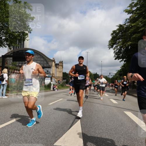 29.06.2025 - hella hamburg halbmarathon Yannick Fuchs http://msf.ph/oto/8249927 29.06.2025 10:35:25 20KM 1136, 1677, 1912, 2568, 2797, 2949, 3332, 3618, 4303, 4634, 4889, 5007, 5014, 5026, 5410, 6429, 6683, 7080, 7284, 7378, 7774, 8074, 8122, 8629, 8966, 9358, 9979, 10783, 10934, 10978, 11062, 11765, 11767, 11959, 12365, 12385, 12895, 13158, 13268, 13457, 14092, 14661, 14820, 15164, 15247, 15493, 15689, 16201, 16249, 16347, 16599, 17214, 17620, 17724, 17834, 17971, 18049, 18173, 18192, 18399, 18412, 18573 meine-sportfotos.de