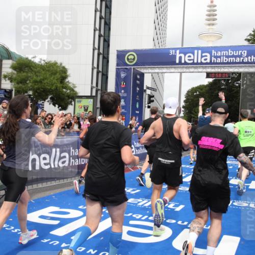 29.06.2025 - hella hamburg halbmarathon Michael Strokosch http://msf.ph/oto/8250021 29.06.2025 10:58:04 Ziel 1200, 2025, 3093, 3141, 3575, 4579, 6531, 6892, 7159, 7189, 8089, 10036, 11394, 11832, 12378, 12773, 13465, 14881, 15090, 15349, 15527, 18762 meine-sportfotos.de
