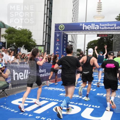 29.06.2025 - hella hamburg halbmarathon Michael Strokosch http://msf.ph/oto/8250048 29.06.2025 10:58:04 Ziel 1200, 2025, 3093, 3141, 3575, 4579, 6531, 6892, 7159, 7189, 8089, 10036, 11394, 11832, 12378, 12773, 13465, 14881, 15090, 15349, 15527, 18762 meine-sportfotos.de