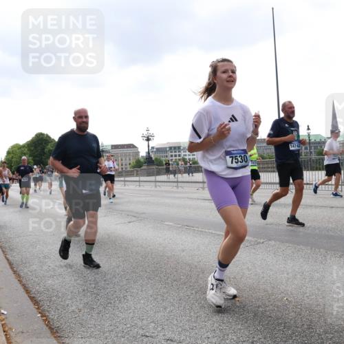29.06.2025 - hella hamburg halbmarathon Lena Gebhardt http://msf.ph/oto/8250077 29.06.2025 10:45:39 Lombardsbrücke 1033, 1060, 1085, 1100, 1104, 1421, 1426, 1555, 1713, 1798, 1854, 1983, 2008, 2216, 2217, 2522, 2550, 2657, 2664, 2917, 2954, 2965, 2973, 3160, 3164, 3357, 3377, 3879, 3993, 4099, 4102, 4104, 4186, 4224, 4306, 4317, 4388, 4504, 4572, 4820, 4851, 5044, 5099, 5108, 5339, 5635, 5636, 5949, 6133, 6150, 6333, 6623, 6763, 6788, 6911, 6922, 6980, 7268, 7283, 7356, 7530, 7541, 7859, 8605, 8745, 9120, 9121, 9620, 10030, 10182, 10225, 10327, 10329, 10367, 10511, 11314 meine-sportfotos.de