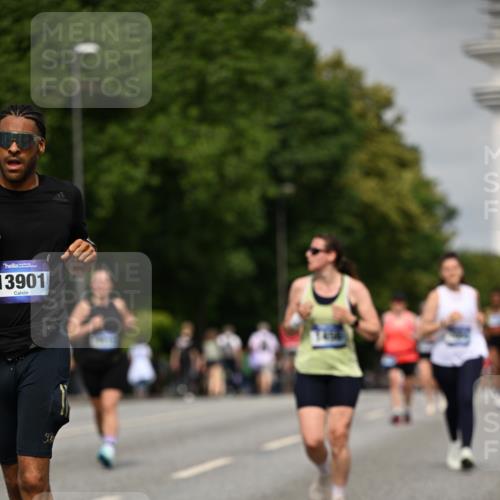 29.06.2025 - hella hamburg halbmarathon Dr. Thomas Lammeyer http://msf.ph/oto/8250109 29.06.2025 10:14:20 Kennedybrücke 1052, 1186, 1456, 1483, 1513, 4389, 7058, 7250, 7685, 8090, 8685, 9150, 9681, 9816, 9988, 11180 meine-sportfotos.de