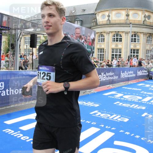 29.06.2025 - hella hamburg halbmarathon Michael Strokosch http://msf.ph/oto/8250113 29.06.2025 10:49:53 Ziel 4017, 5460, 6125, 8455, 9126, 9200, 9551, 9597, 9723, 9924, 11975, 13159, 13463, 14794, 16800, 17753, 19109, 19122 meine-sportfotos.de
