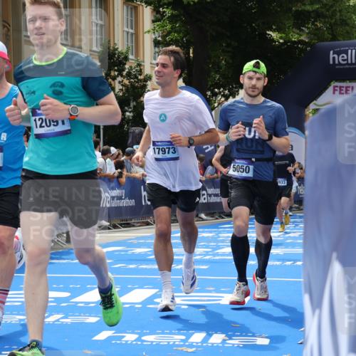 29.06.2025 - hella hamburg halbmarathon Strokosch-Dieckow http://msf.ph/oto/8250134 29.06.2025 10:40:04 Ziel 2826, 4381, 5007, 5050, 5375, 5409, 5508, 5916, 6080, 7495, 8467, 8933, 12091, 13514, 13667, 15424, 17973, 18979 meine-sportfotos.de