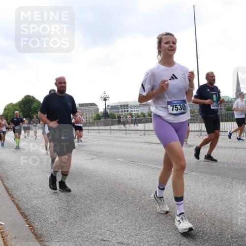 29.06.2025 - hella hamburg halbmarathon Lena Gebhardt http://msf.ph/oto/8250168 29.06.2025 10:45:39 Lombardsbrücke 1033, 1060, 1085, 1100, 1104, 1421, 1426, 1555, 1713, 1798, 1854, 1983, 2008, 2216, 2217, 2522, 2550, 2657, 2664, 2917, 2954, 2965, 2973, 3160, 3164, 3357, 3377, 3879, 3993, 4099, 4102, 4104, 4186, 4224, 4306, 4317, 4388, 4504, 4572, 4820, 4851, 5044, 5099, 5108, 5339, 5635, 5636, 5949, 6133, 6150, 6333, 6623, 6763, 6788, 6911, 6922, 6980, 7268, 7283, 7356, 7530, 7541, 7859, 8605, 8745, 9120, 9121, 9620, 10030, 10182, 10225, 10327, 10329, 10367, 10511, 11314 meine-sportfotos.de