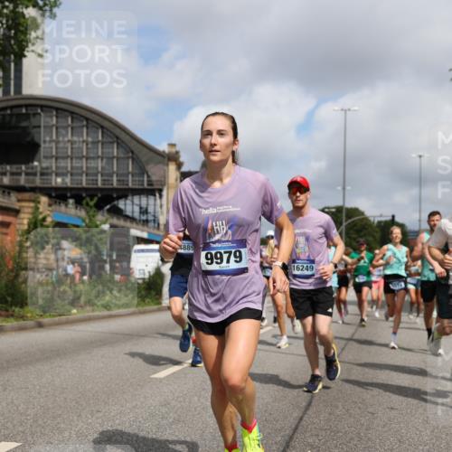 29.06.2025 - hella hamburg halbmarathon Yannick Fuchs http://msf.ph/oto/8250186 29.06.2025 10:35:26 20KM 1136, 1677, 1912, 2568, 2797, 2949, 3332, 3618, 4303, 4380, 4634, 4889, 5007, 5014, 5026, 5410, 6429, 6683, 7080, 7284, 7378, 7774, 8074, 8122, 8629, 8966, 9358, 9979, 10783, 10934, 10978, 11062, 11765, 11767, 11959, 12365, 12385, 12895, 13158, 13268, 13457, 14092, 14661, 14820, 15164, 15247, 15493, 15689, 16201, 16249, 16347, 16599, 17620, 17720, 17724, 17834, 17971, 18045, 18049, 18173, 18192, 18399, 18412, 18573 meine-sportfotos.de