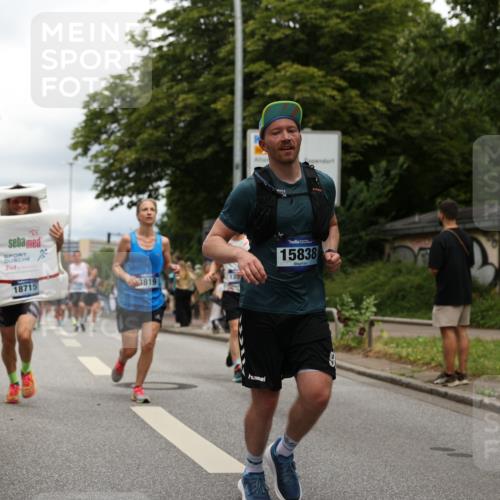 29.06.2025 - hella hamburg halbmarathon Yannick Fuchs http://msf.ph/oto/8250246 29.06.2025 10:47:54 20KM 1030, 1267, 1422, 1442, 1502, 1549, 1870, 2058, 2070, 2354, 2518, 2630, 3096, 3103, 3819, 4299, 5020, 5259, 5638, 6260, 6294, 6374, 6511, 6512, 7274, 7395, 7478, 7973, 8285, 8335, 8394, 9032, 9380, 9791, 9922, 10040, 11068, 11430, 11844, 12321, 12607, 12632, 13033, 13397, 13794, 13803, 13865, 13912, 14026, 14239, 14702, 15146, 15441, 15502, 15838, 15856, 15946, 16780, 17348, 17482, 18143, 18308, 18418, 18450, 18514, 18612, 19067 meine-sportfotos.de