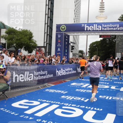 29.06.2025 - hella hamburg halbmarathon Michael Strokosch http://msf.ph/oto/8250258 29.06.2025 10:58:08 Ziel 1200, 1563, 1611, 3141, 4319, 4579, 6531, 6892, 8089, 10036, 10408, 11832, 12378, 12773, 13465, 13666, 15090, 15189, 15527, 18762 meine-sportfotos.de