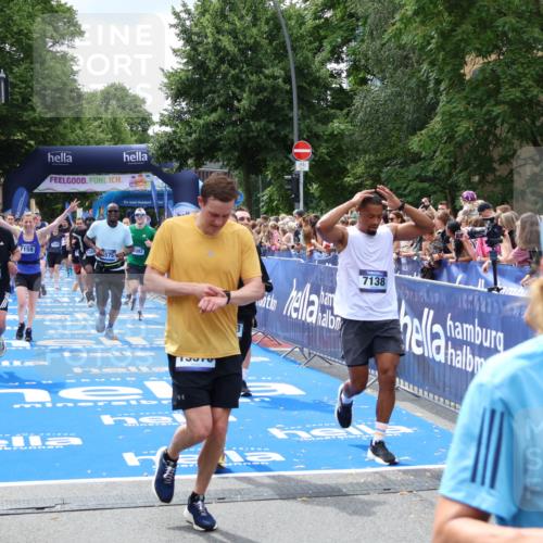 29.06.2025 - hella hamburg halbmarathon Zöllner http://msf.ph/oto/8250288 29.06.2025 10:58:01 Ziel 1200, 2025, 3093, 3141, 3575, 4579, 6531, 7138, 7159, 7189, 8089, 10036, 11394, 11832, 12378, 12773, 13376, 13465, 14881, 15090, 15349, 15527, 17543, 18762 meine-sportfotos.de