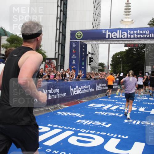 29.06.2025 - hella hamburg halbmarathon Michael Strokosch http://msf.ph/oto/8250291 29.06.2025 10:58:08 Ziel 1200, 1563, 1611, 3141, 4319, 4579, 6531, 6892, 8089, 10036, 10408, 11832, 12378, 12773, 13465, 13666, 15090, 15189, 15527, 18762 meine-sportfotos.de