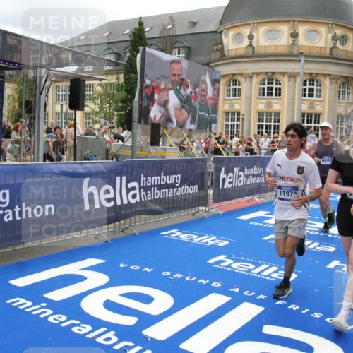 29.06.2025 - hella hamburg halbmarathon Michael Strokosch http://msf.ph/oto/8250292 29.06.2025 10:49:54 Ziel 2540, 4017, 5460, 6125, 8455, 9126, 9200, 9491, 9597, 9924, 11975, 12527, 13463, 16800, 16887, 17753, 19109, 19122 meine-sportfotos.de