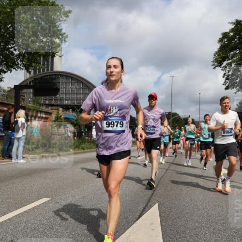29.06.2025 - hella hamburg halbmarathon Yannick Fuchs http://msf.ph/oto/8250308 29.06.2025 10:35:27 20KM 1136, 1677, 2568, 2797, 2949, 3332, 3618, 4303, 4380, 4634, 4889, 5007, 5014, 5026, 5410, 5709, 6429, 6683, 7080, 7284, 7378, 7774, 8074, 8122, 8966, 9358, 9979, 10783, 10934, 10978, 11062, 11765, 11959, 12365, 12385, 12895, 13158, 13268, 13457, 14092, 14661, 14820, 15164, 15247, 15493, 15689, 16201, 16249, 16347, 16599, 17620, 17720, 17724, 17834, 17971, 18045, 18049, 18173, 18192, 18399, 18412, 18573 meine-sportfotos.de