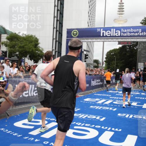 29.06.2025 - hella hamburg halbmarathon Michael Strokosch http://msf.ph/oto/8250328 29.06.2025 10:58:09 Ziel 1563, 1611, 3141, 4319, 4579, 6531, 6892, 8089, 10036, 10408, 11832, 12773, 13666, 15090, 15189, 15527 meine-sportfotos.de
