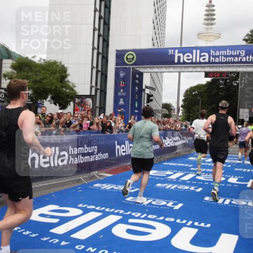 29.06.2025 - hella hamburg halbmarathon Michael Strokosch http://msf.ph/oto/8250403 29.06.2025 10:58:10 Ziel 1563, 1611, 2907, 3141, 4319, 6892, 10036, 10408, 11832, 12773, 13666, 15090, 15125, 15189 meine-sportfotos.de