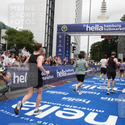 29.06.2025 - hella hamburg halbmarathon Michael Strokosch http://msf.ph/oto/8250435 29.06.2025 10:58:11 Ziel 1563, 1611, 2907, 3141, 4319, 4426, 6892, 8290, 10036, 10408, 11832, 12773, 13666, 15125, 15189 meine-sportfotos.de