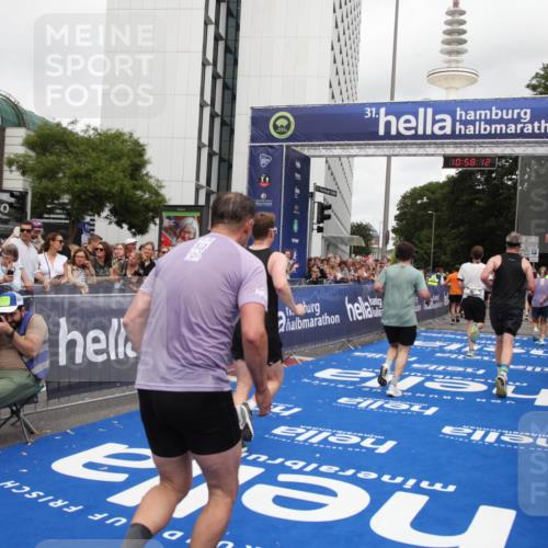 29.06.2025 - hella hamburg halbmarathon Michael Strokosch http://msf.ph/oto/8250475 29.06.2025 10:58:11 Ziel 1563, 1611, 2907, 3141, 4319, 4426, 6892, 8290, 10036, 10408, 11832, 12773, 13666, 15125, 15189 meine-sportfotos.de