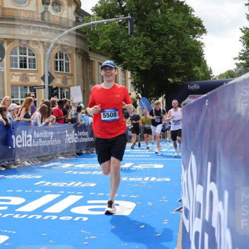 29.06.2025 - hella hamburg halbmarathon Strokosch-Dieckow http://msf.ph/oto/8250478 29.06.2025 10:40:11 Ziel 3547, 4381, 5007, 5409, 5410, 5508, 5803, 5916, 7495, 8465, 8933, 10968, 11731, 12704, 13667, 14699, 15424, 18614, 18979 meine-sportfotos.de