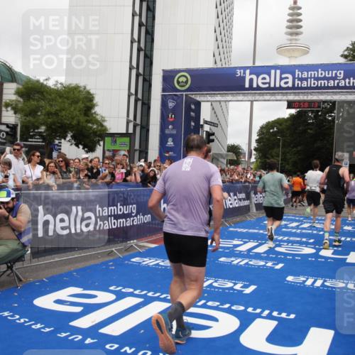 29.06.2025 - hella hamburg halbmarathon Michael Strokosch http://msf.ph/oto/8250501 29.06.2025 10:58:11 Ziel 1563, 1611, 2907, 3141, 4319, 4426, 6892, 8290, 10036, 10408, 11832, 12773, 13666, 15125, 15189 meine-sportfotos.de