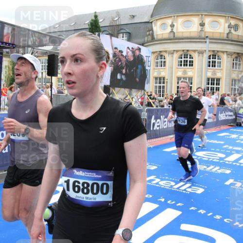 29.06.2025 - hella hamburg halbmarathon Michael Strokosch http://msf.ph/oto/8250507 29.06.2025 10:49:56 Ziel 2540, 4017, 5460, 8454, 8455, 9126, 9200, 9491, 9597, 11975, 12527, 12733, 13463, 16716, 16732, 16800, 16887, 19109, 19122 meine-sportfotos.de
