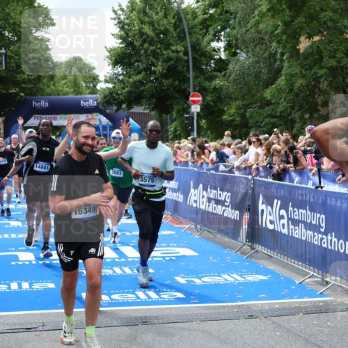 29.06.2025 - hella hamburg halbmarathon Zöllner http://msf.ph/oto/8250526 29.06.2025 10:58:03 Ziel 1200, 2025, 3093, 3141, 3575, 4579, 6531, 6892, 7159, 7189, 8089, 10036, 11394, 11832, 12378, 12773, 13465, 14881, 15090, 15349, 15527, 18762 meine-sportfotos.de