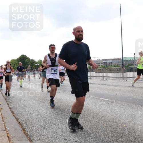 29.06.2025 - hella hamburg halbmarathon Lena Gebhardt http://msf.ph/oto/8250527 29.06.2025 10:45:40 Lombardsbrücke 1004, 1033, 1060, 1085, 1100, 1104, 1421, 1426, 1555, 1713, 1798, 1854, 1983, 2008, 2216, 2217, 2522, 2550, 2657, 2664, 2917, 2954, 2965, 2973, 3160, 3164, 3357, 3377, 3879, 3993, 4099, 4102, 4104, 4224, 4306, 4317, 4388, 4504, 4572, 4820, 4851, 5044, 5099, 5108, 5339, 5635, 5636, 5949, 6133, 6150, 6333, 6623, 6763, 6788, 6911, 6922, 6980, 7268, 7283, 7356, 7530, 7541, 7605, 7859, 8605, 8745, 9120, 9121, 9620, 10030, 10182, 10225, 10327, 10329, 10367, 10511, 11314 meine-sportfotos.de