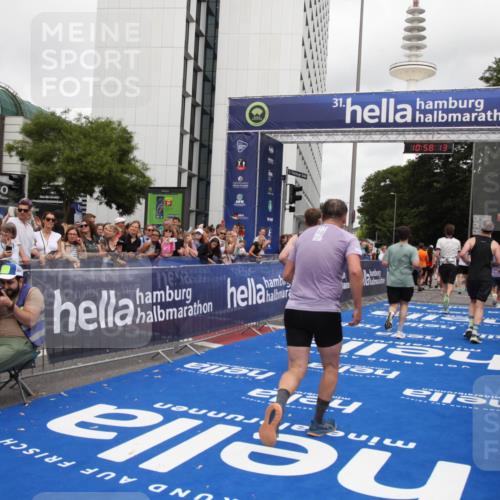 29.06.2025 - hella hamburg halbmarathon Michael Strokosch http://msf.ph/oto/8250540 29.06.2025 10:58:12 Ziel 1563, 1611, 2907, 4319, 4426, 6892, 8290, 10408, 13666, 15125, 15189 meine-sportfotos.de