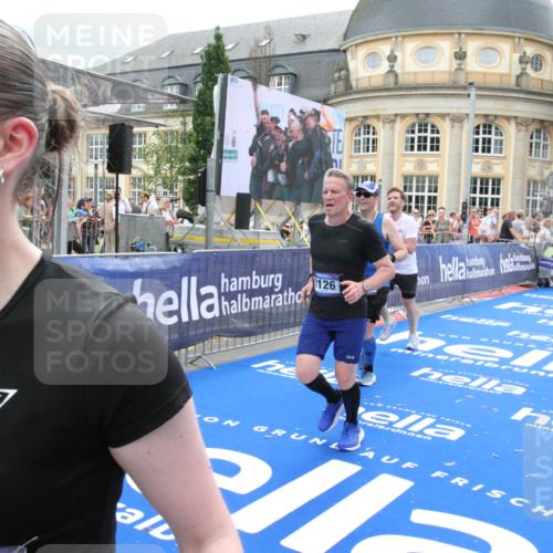 29.06.2025 - hella hamburg halbmarathon Michael Strokosch http://msf.ph/oto/8250541 29.06.2025 10:49:56 Ziel 2540, 4017, 5460, 8454, 8455, 9126, 9200, 9491, 9597, 11975, 12527, 12733, 13463, 16716, 16732, 16800, 16887, 19109, 19122 meine-sportfotos.de