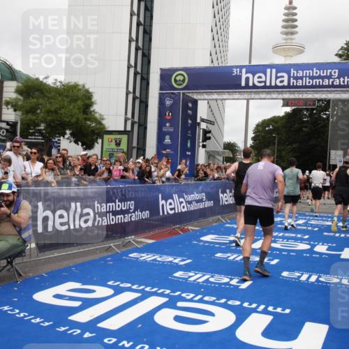 29.06.2025 - hella hamburg halbmarathon Michael Strokosch http://msf.ph/oto/8250576 29.06.2025 10:58:12 Ziel 1563, 1611, 2907, 4319, 4426, 6892, 8290, 10408, 13666, 15125, 15189 meine-sportfotos.de