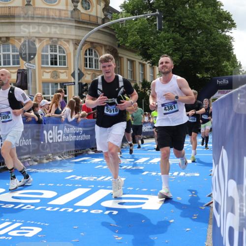 29.06.2025 - hella hamburg halbmarathon Strokosch-Dieckow http://msf.ph/oto/8250606 29.06.2025 10:40:13 Ziel 3547, 4381, 5007, 5409, 5410, 5508, 5803, 5916, 7495, 8465, 8933, 10968, 11731, 12704, 13667, 14699, 18614, 18979 meine-sportfotos.de