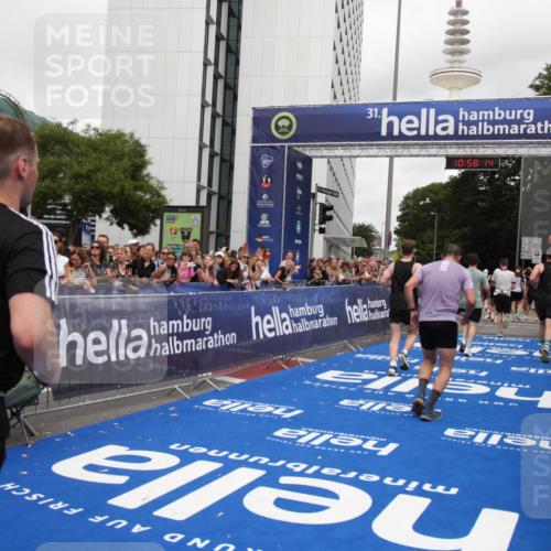29.06.2025 - hella hamburg halbmarathon Michael Strokosch http://msf.ph/oto/8250618 29.06.2025 10:58:13 Ziel 1563, 1611, 2907, 4319, 4426, 6892, 8290, 10408, 13666, 15125, 15189 meine-sportfotos.de