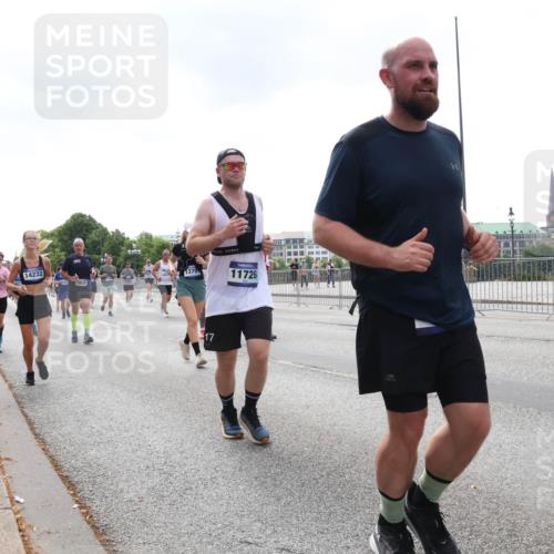 29.06.2025 - hella hamburg halbmarathon Lena Gebhardt http://msf.ph/oto/8250630 29.06.2025 10:45:40 Lombardsbrücke 1004, 1033, 1060, 1085, 1100, 1104, 1421, 1426, 1555, 1713, 1798, 1854, 1983, 2008, 2216, 2217, 2522, 2550, 2657, 2664, 2917, 2954, 2965, 2973, 3160, 3164, 3357, 3377, 3879, 3993, 4099, 4102, 4104, 4224, 4306, 4317, 4388, 4504, 4572, 4820, 4851, 5044, 5099, 5108, 5339, 5635, 5636, 5949, 6133, 6150, 6333, 6623, 6763, 6788, 6911, 6922, 6980, 7268, 7283, 7356, 7530, 7541, 7605, 7859, 8605, 8745, 9120, 9121, 9620, 10030, 10182, 10225, 10327, 10329, 10367, 10511, 11314 meine-sportfotos.de