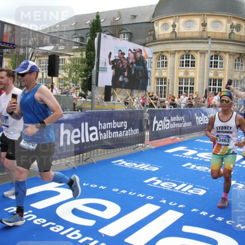 29.06.2025 - hella hamburg halbmarathon Michael Strokosch http://msf.ph/oto/8250647 29.06.2025 10:49:57 Ziel 2540, 4017, 5460, 8454, 8455, 9126, 9200, 9491, 9597, 12527, 12733, 13463, 16716, 16732, 16800, 16887, 19109, 19122 meine-sportfotos.de